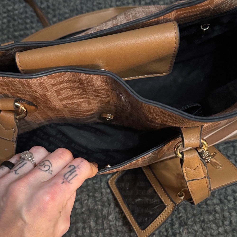 Steve Madden Tan and Brown Logo Briefcase/ carryon bag ( includes new wallet )! - Picture 13 of 14
